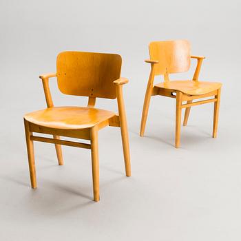 ILMARI TAPIOVAARA, stolar, 2 st, "Domus", Wilhelm Schauman Ab, Jyväskylä. Modellen formgiven 1946.