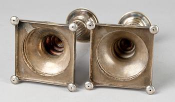 LJUSSTAKAR, ett par, nysilver, gustaviansk stil, Uppsala, 1900-talets första hälft.