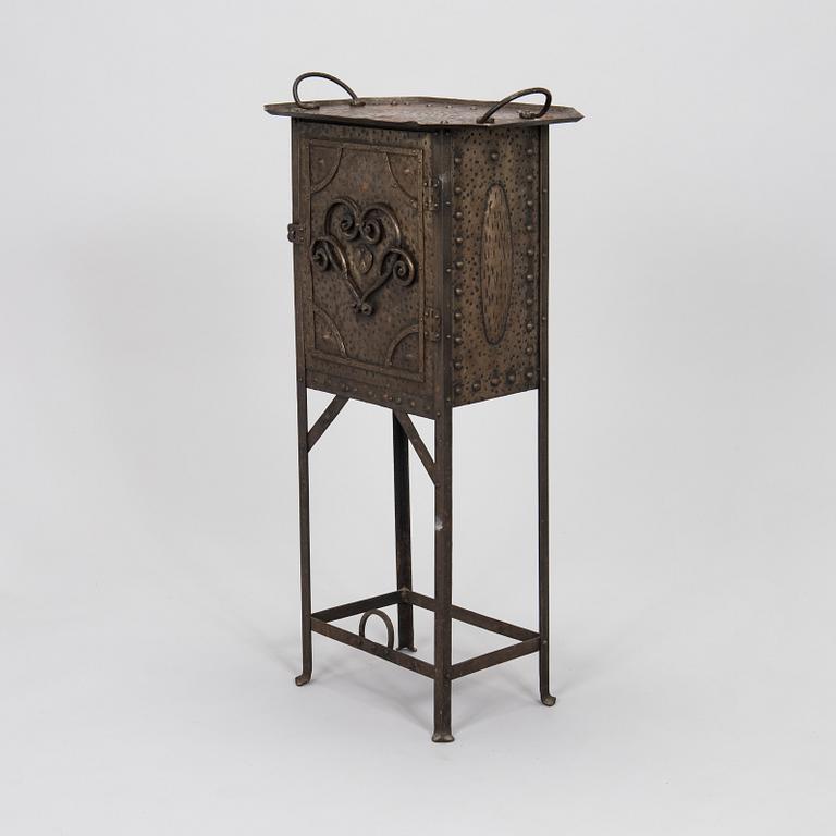 Barskåp / sidobord, koppar, 1900-talets början.