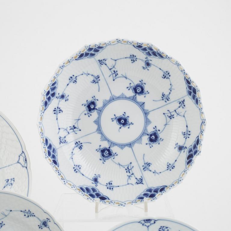 Dining and coffee service, 114 pieces, "Musselmalet", porcelain, Bing & Gröndahl and Royal Copenhagen, Denmark.