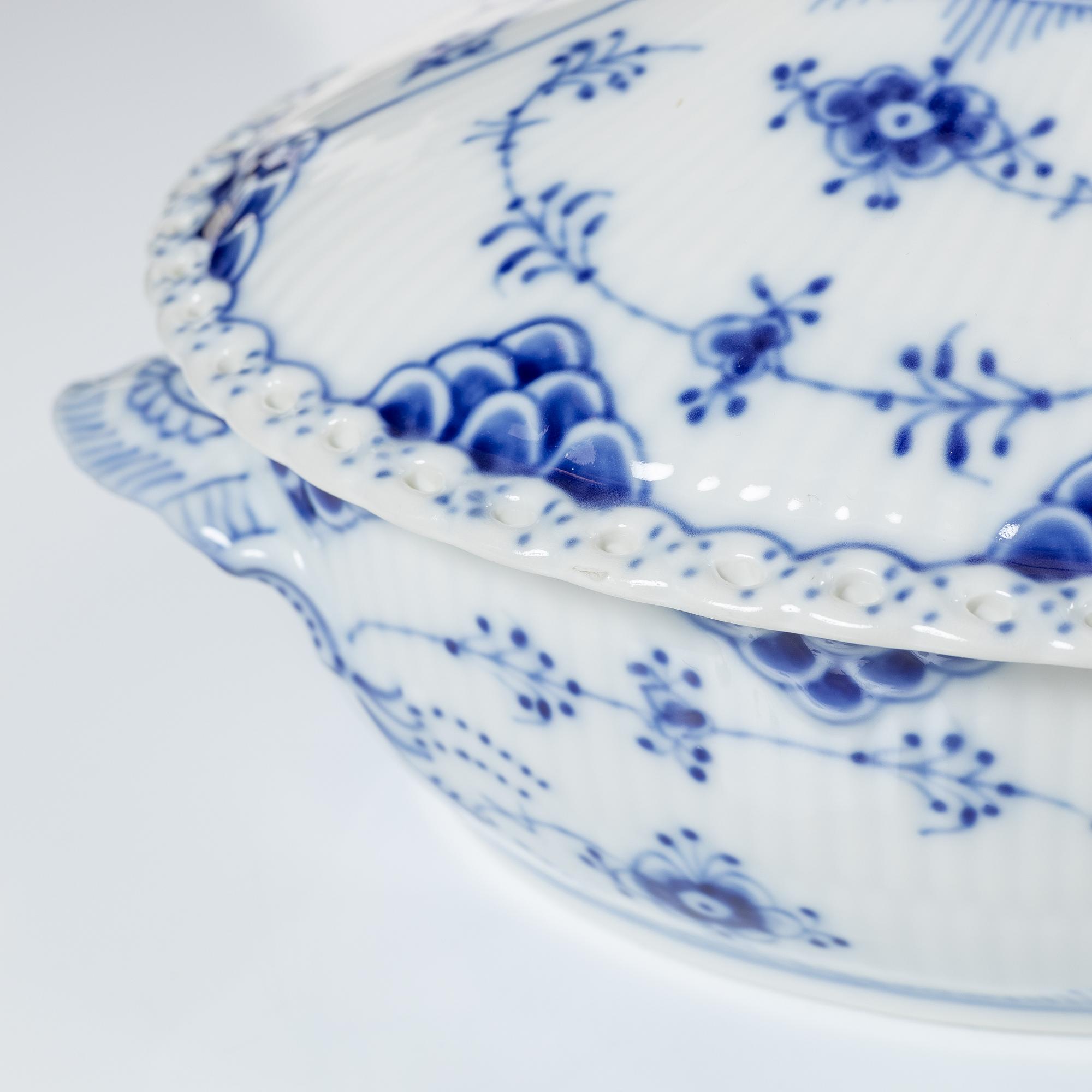 Royal Copenhagen, terriner med lock, ett par, "Musselmalet Helblonde", Danmark, 1979-83.