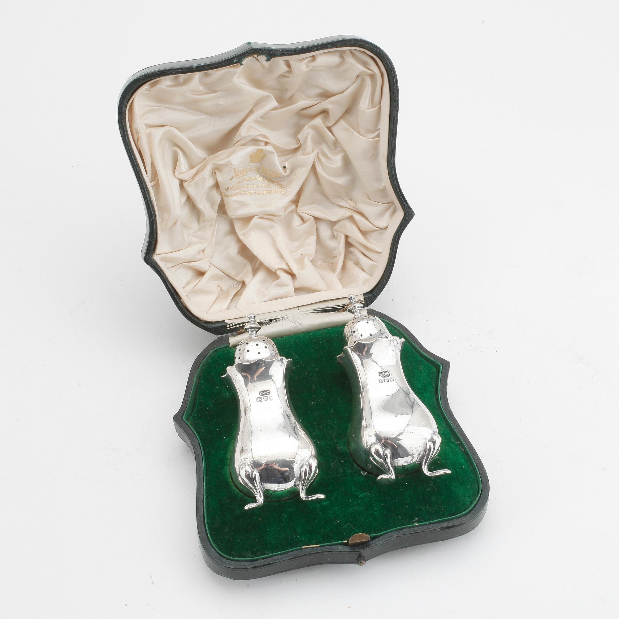 SALT- OCH PEPPARSTRÖARE I ETUI, ett par snarlika, silver, Chester resp Birmingham 1907. Tot ca 113 gram.
