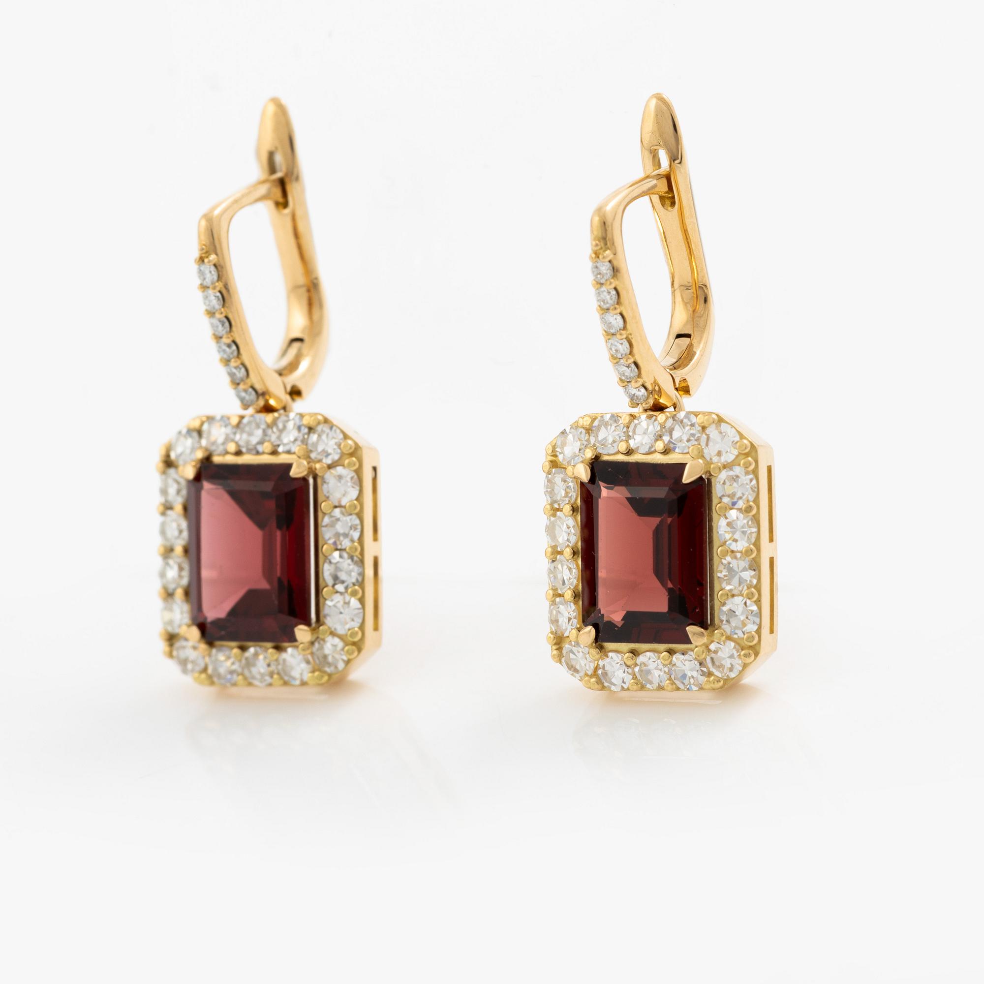 Earrings in 18K gold with garnets and octagonal- and brilliant-cut diamonds.