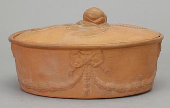 PASTEJFORM med lock. Lergods. Empire, 1800-talets andra kvartal.