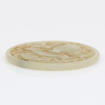 MEDALJONG, grön sten, troligen nefrit.