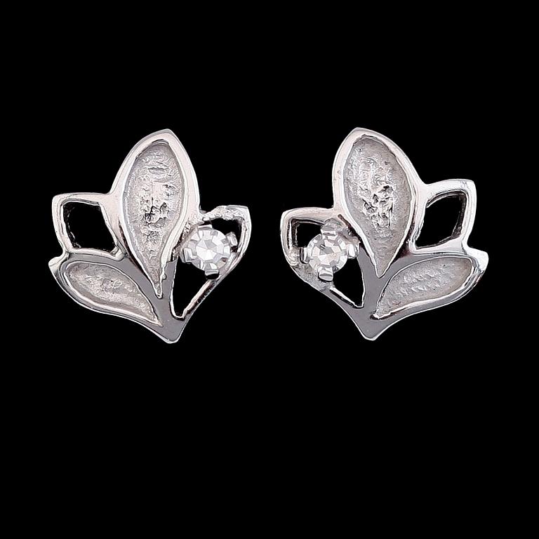 ÖRHÄNGEN, 1 par, 18 k vitguld, Alton, med små briljantslipade diamanter O.045ct. Total vikt ca 2 gram.
