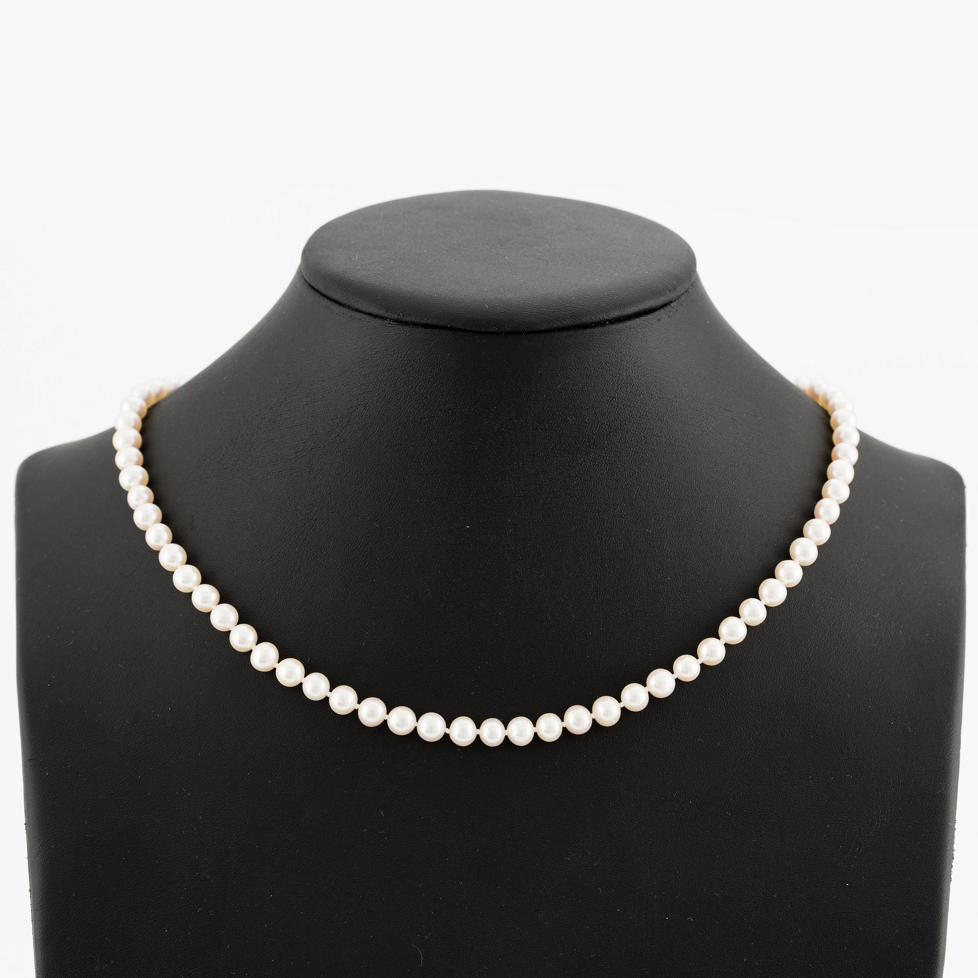 Pearl necklace, cultured pearls, 18K gold clasp.