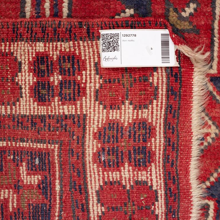 A rug, a semi-antique Anatolian, ca 131-133 x 75,5-78,5 cm (as well as 1 cm flat weave at one end).