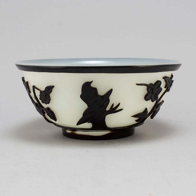 A Chinese peking glass bowl, 20th century.