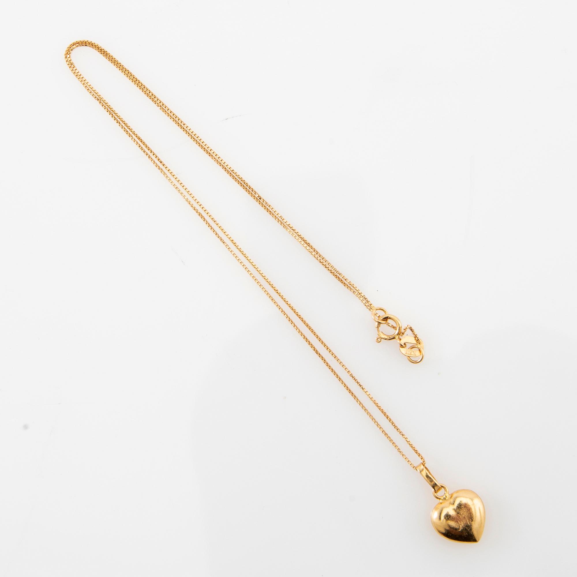 Necklace 18K gold with a pendant in the shape of a heart.