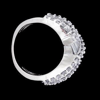 RING, 14k vitguld med baguett- o briljantslipade diamanter tot ca4,00ct. Vikt 10,8g.