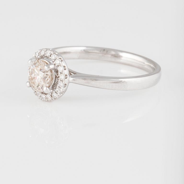 RING, 18K vitguld med briljantslipad diamant ca 0.50 ct samt små briljantslipade diamanter ca 0.10 ct. Vikt 3,0 gram.