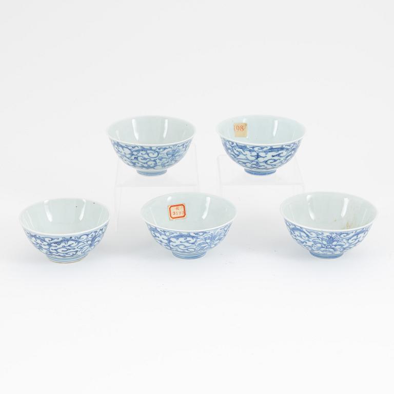 A group of 5 Chinese porcelain 'Lotus' bowls, late Qing dynasty, around the year 1900.