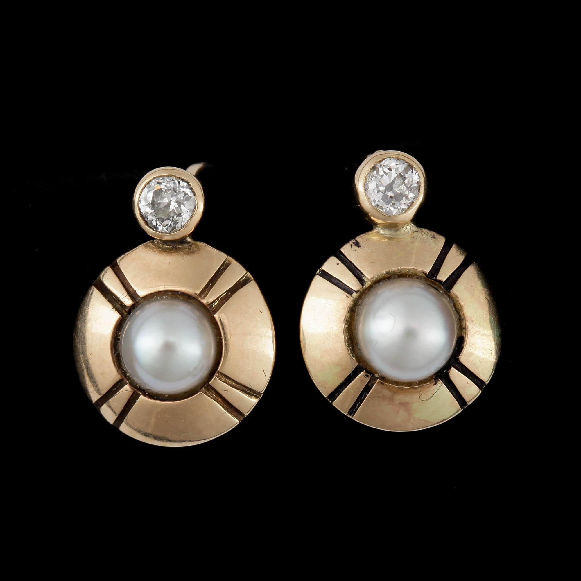 ÖRHÄNGEN, ett par, 14k guld med odlad pärla och briljantslipade diamant tot ca 0,1 ct. Total vikt ca 2,1 gram.