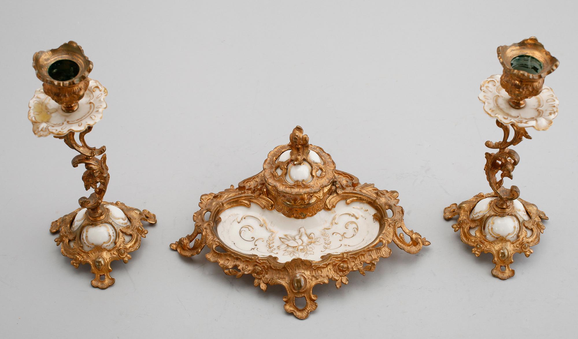 SKRIVSTÄLL samt LJUSSTAKAR, 1 par, förgylld mässing och porslin, rokokostil, sekelskiftet 1900.