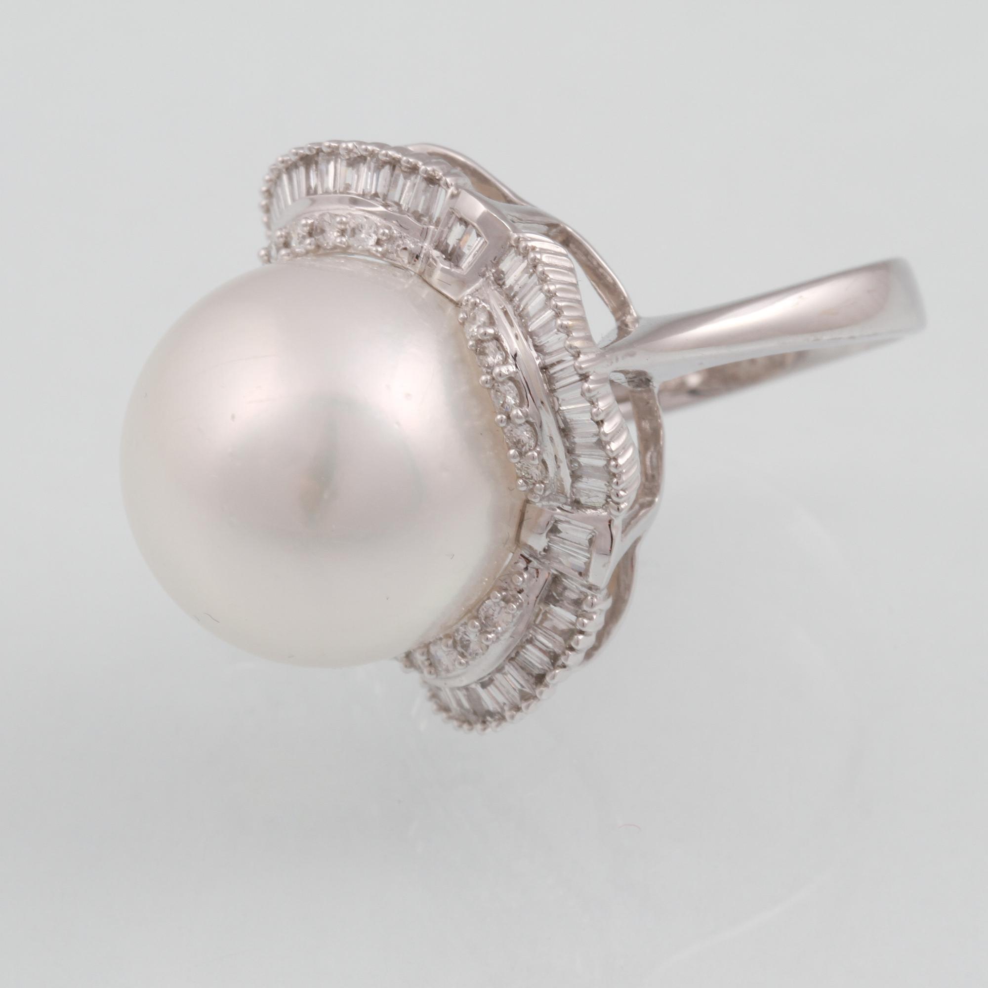 RING, 18K vitguld med briljant och baguettslipade diamanter ca 0.65 ct samt odlad pärla. Vikt 10,7 gram.