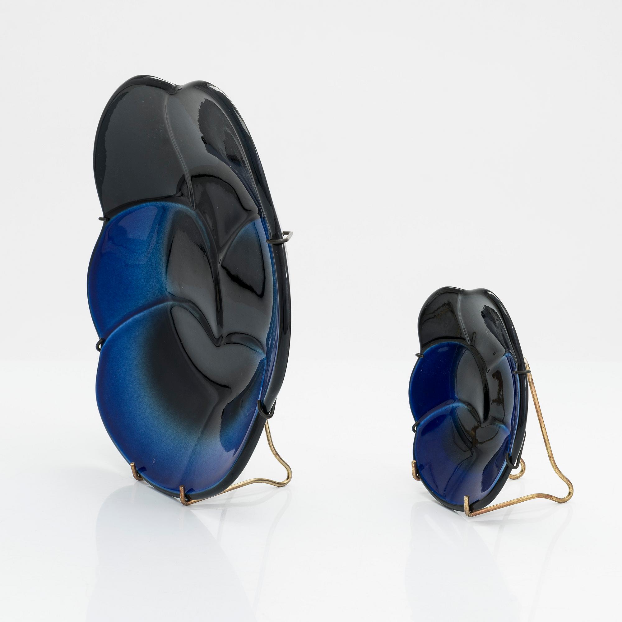 Birger Kaipiainen, dekorationsfat, 2 st, "Viola", stämpelmärkta, Arabia, 1900-talets slut.