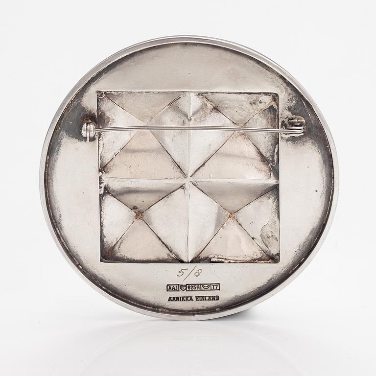 Kaija Aarikka, Brosch, sterlingsilver, numrerad 5/8. Alpo Jääskeläinen, Helsingfors 1972.