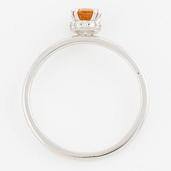 Ring 14K vitguld med orange safir och briljantslipade diamanter.