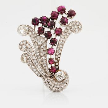 942. A brooch set with old-cut diamonds with a total weight of ca 2.50 cts and cabochon-cut rubies.