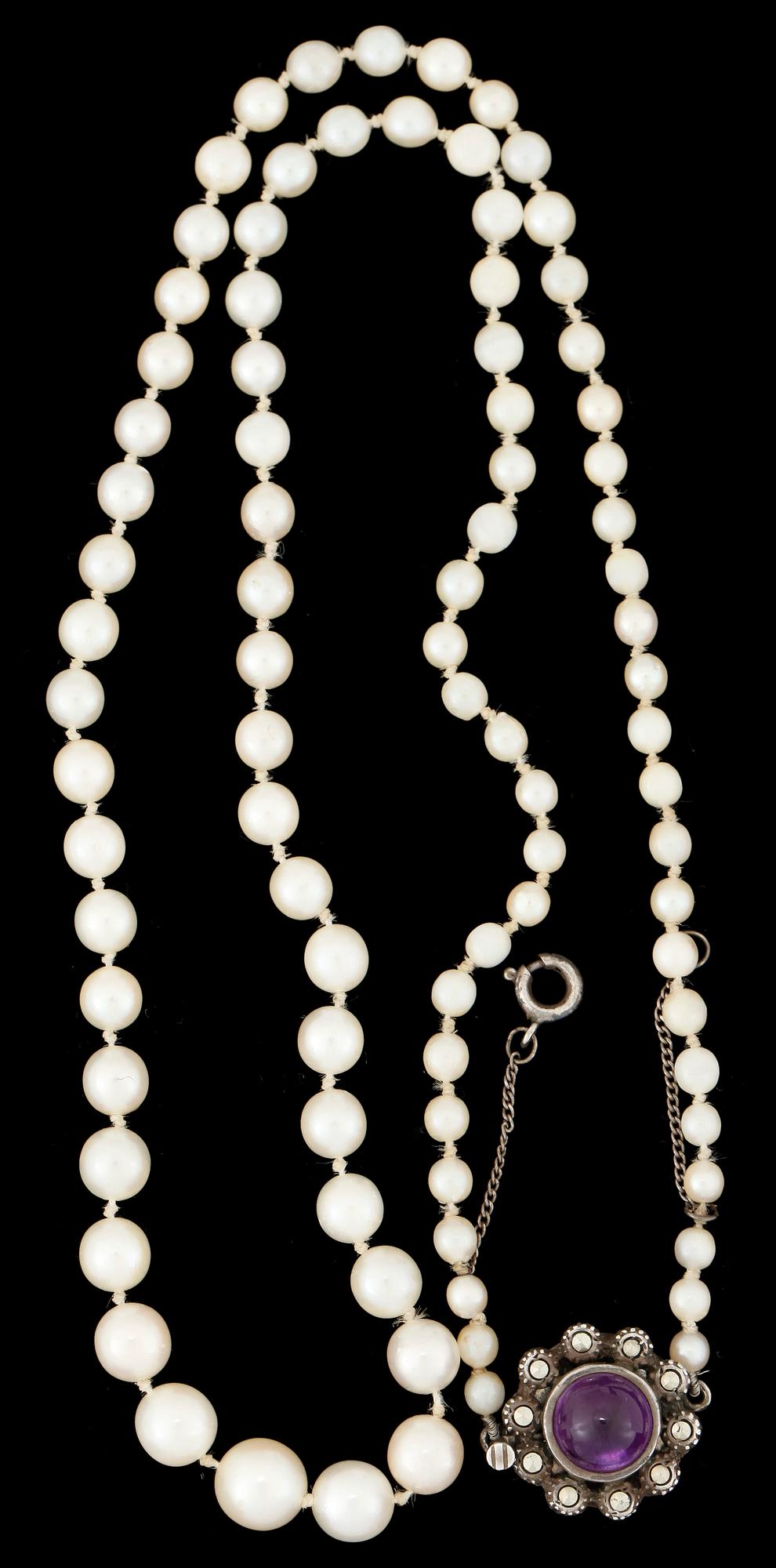 PÄRLCOLLIER, odlade saltvattenspärlor med lås i silver.