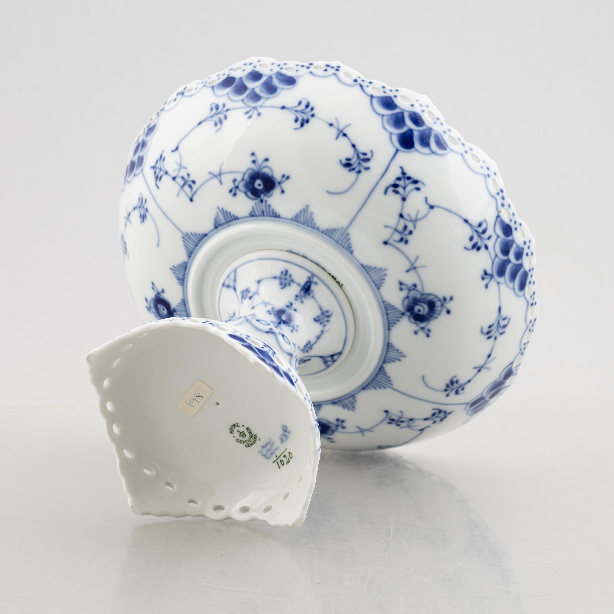 Skålfat på fot, porslin, Royal Copenhagen, "Musselmalet helblond", modell 1020, 1960.