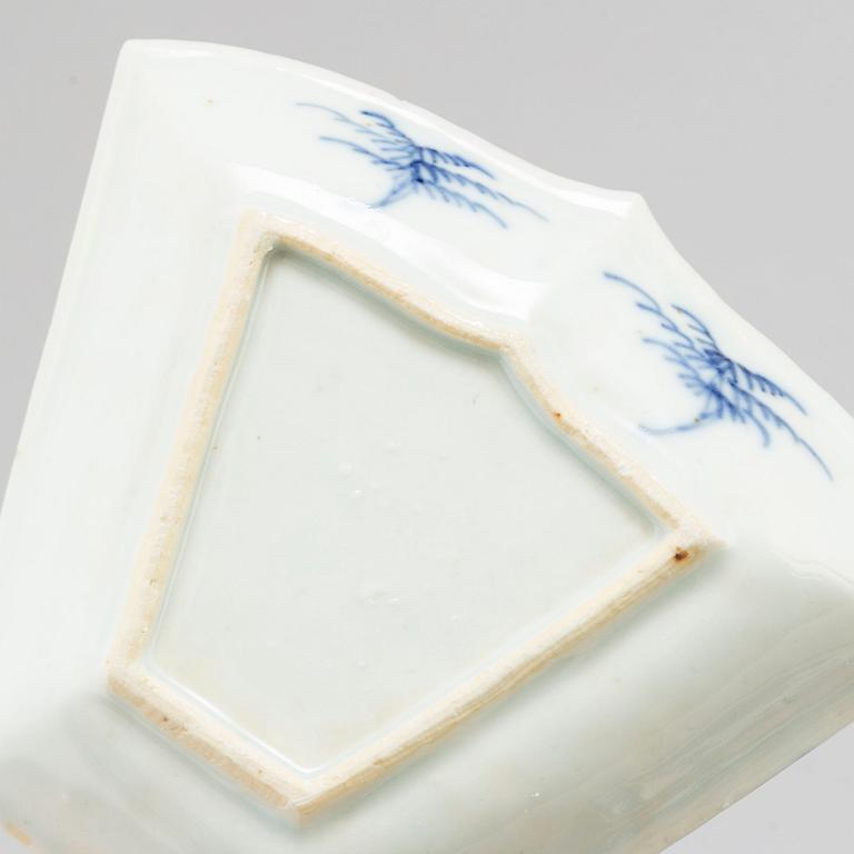 Four (2+2) blue and white cabaret dishes and two saucers, Qing dynasty, Qianlong (1736-95).