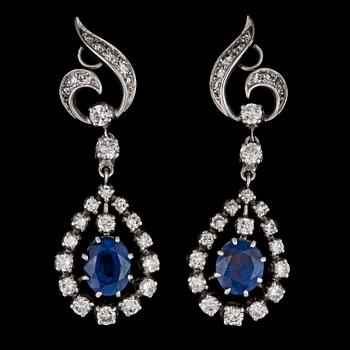 1410. A pair of blue sapphire and brilliant cut diamond earrings, tot. app. 0.80 cts.