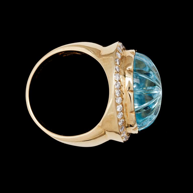 RING, 18k guld med topas, 11,55 ct, och diamanter, 0.41 ct enl gravyr.