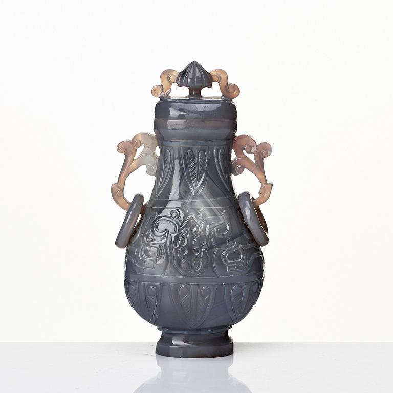 Vas med lock, möjligen agat. Kina, 1900-tal.