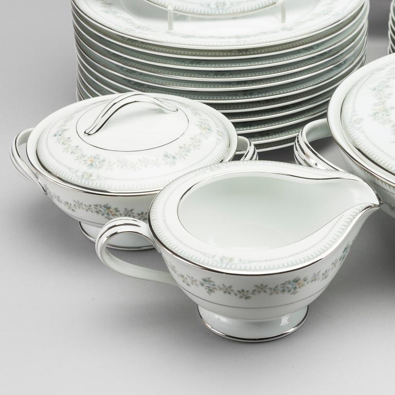 A Japanese Noritake 78 pcs dinner set, mid 1900's.