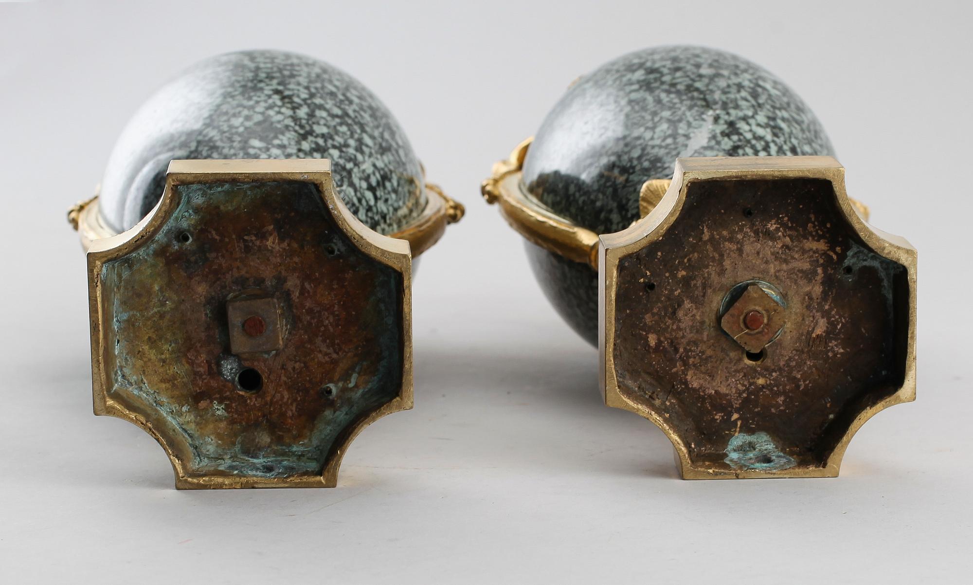 URNOR, 1 par, förgylld brons och marmor, 1700-tal.