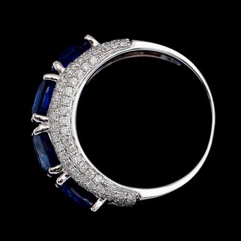 RING, 18 k vitguld, 4 blå kyaniter tot ca 3,85 c toch briljantslipade diamanter tot ca 0.89 ct.