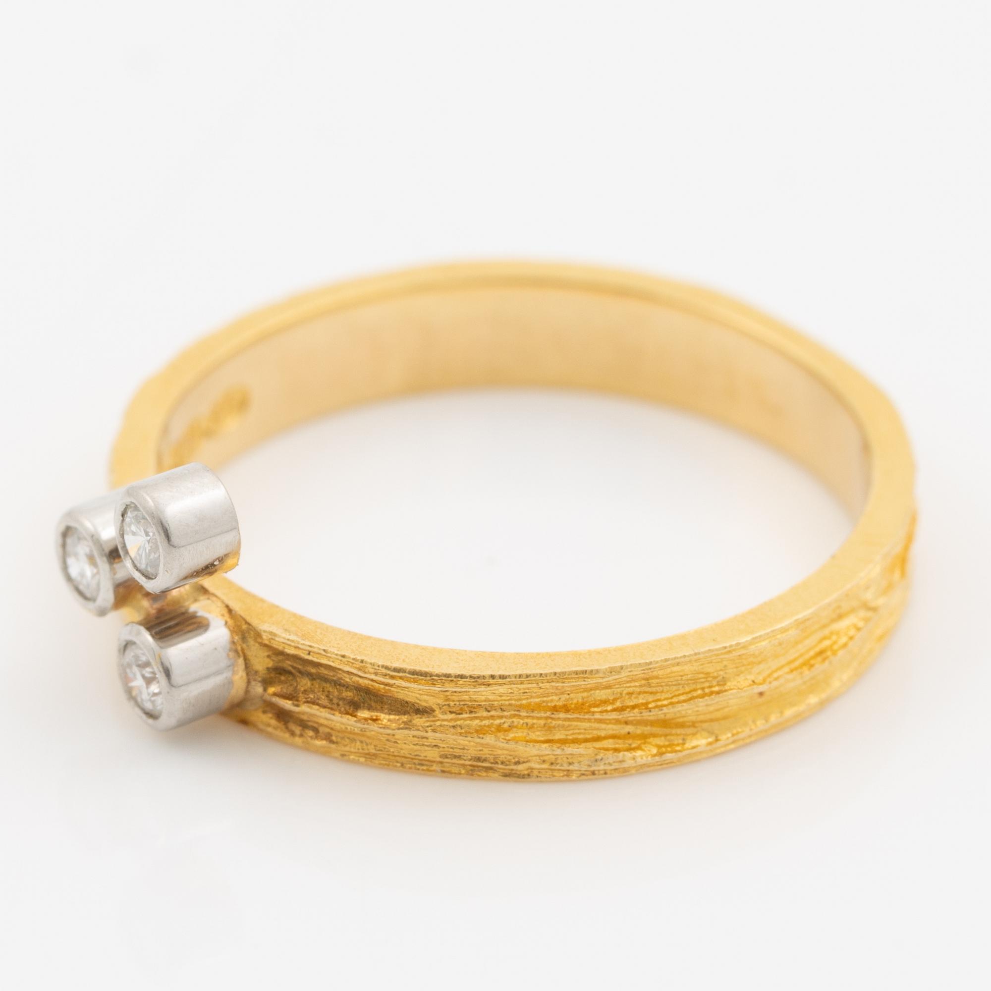 Björn Weckström, Ring, 18K guld med runda briljantslipade diamanter, Finland 1975. För Lapponia.