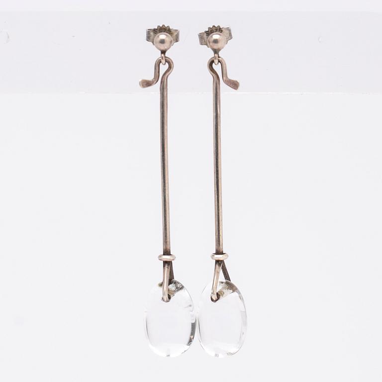 Vivianna Torun Bülow-Hübe, örhängen "Dew-drops", silver och bergkristall för Georg Jensen.