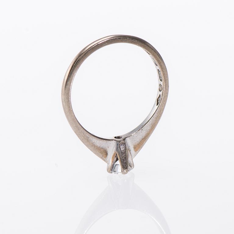 RING, 18K vitguld, A. Tillander, briljantslipad diamant ca 0,25 ct. Vikt 2,7 g.