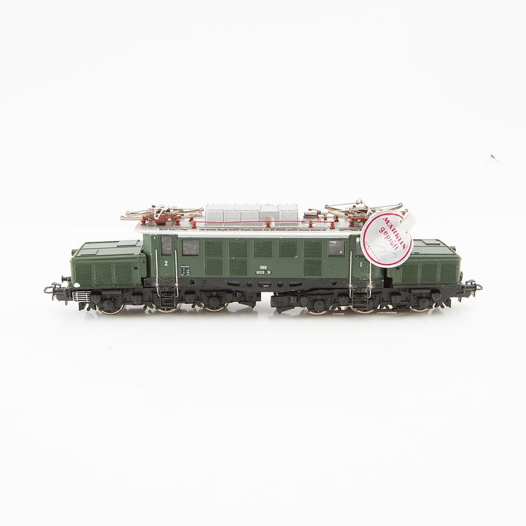 Märklin, 5 pcs. locomotives, including model 3052 and 3032, 10 cars of various models.