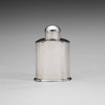 562. A Norwegian 18th century silver tea-caddy, marks of Jacob Nielsen, Oslo/Christiania 1724.