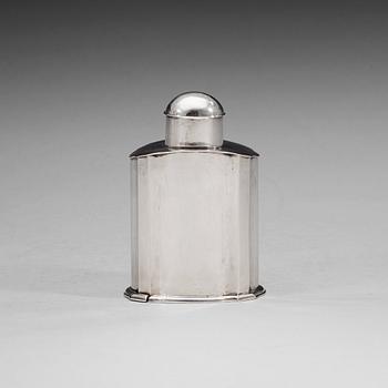 562. A Norwegian 18th century silver tea-caddy, marks of Jacob Nielsen, Oslo/Christiania 1724.