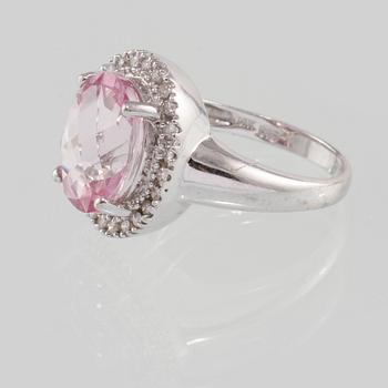 RING, 14K vitguld med ovalsipad rosa topas samt små briljantslipade diamanter. Vikt 5,2 g.