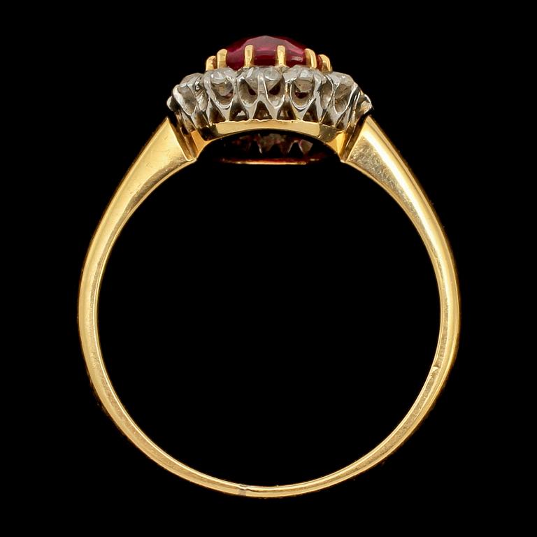 RING, 18k guld, fasettslipad syntetisk röd safir samt 12 gammalslipade diamanter, 1900-tal. Vikt 4g.