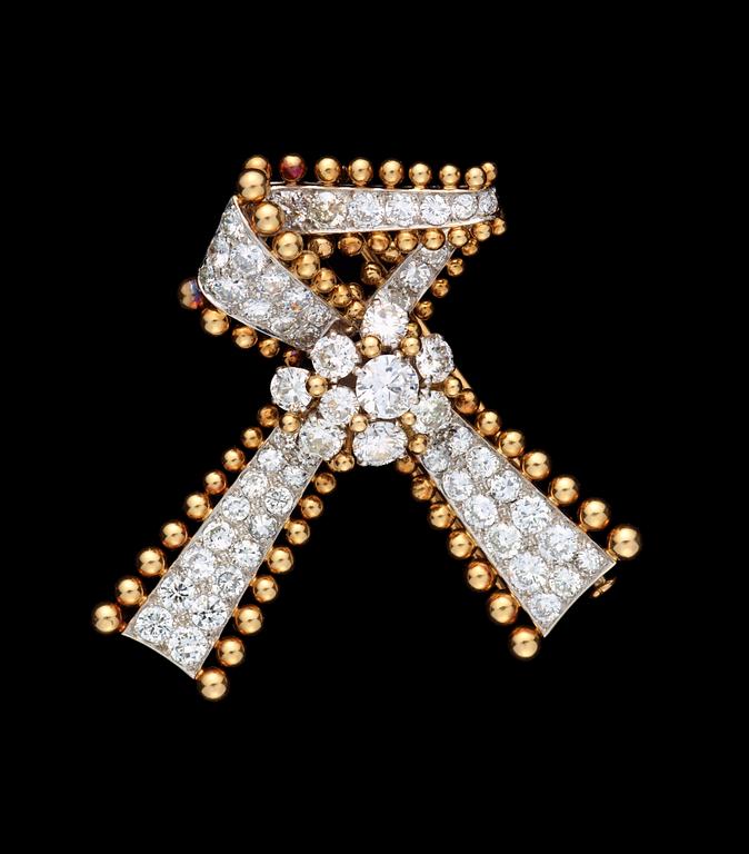 BROSCH, Mauboussin, 64 briljantslipade diamanter, totalt ca 6 ct. Paris 1950-tal.