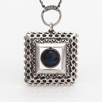 Pentti Sarpaneva, Halsband, modell 1413, silver, spektrolit. Kalevala Koru, Helsingfors 1968.