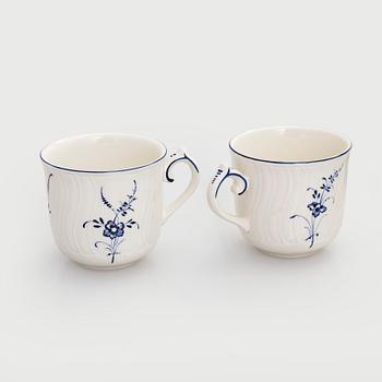 A porcelain service, 31 pieces, "Vieux Luxembourg", Germany, later half of the 20th century.