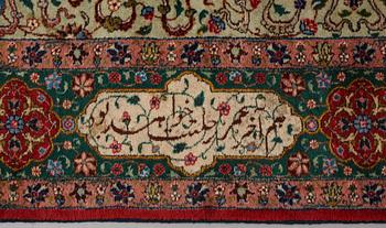 Matto, semi-antique Tabriz, signed ca 335,5 x 256,5 - 261,5 cm.