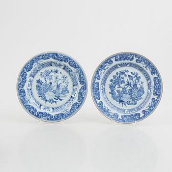 A set of eight Chinese export porcelain plates and two chargers, Qing dynasty, Qianlong (1736-95).