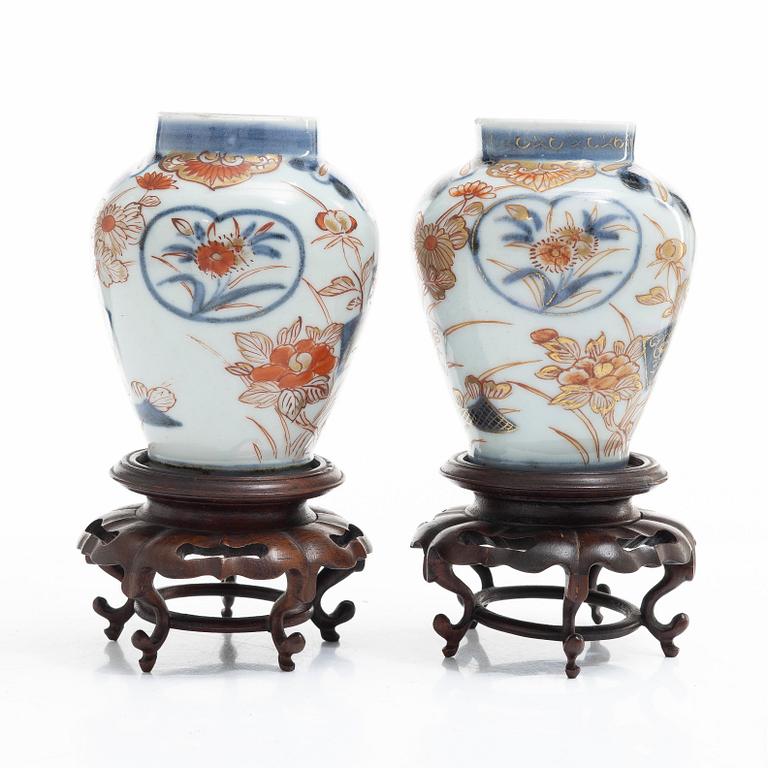 A pair of Japanese imari porcelain jars, 19th century.