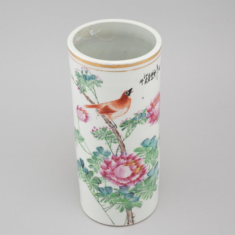 A Chinese brushvase from the beginning of the 20th century.