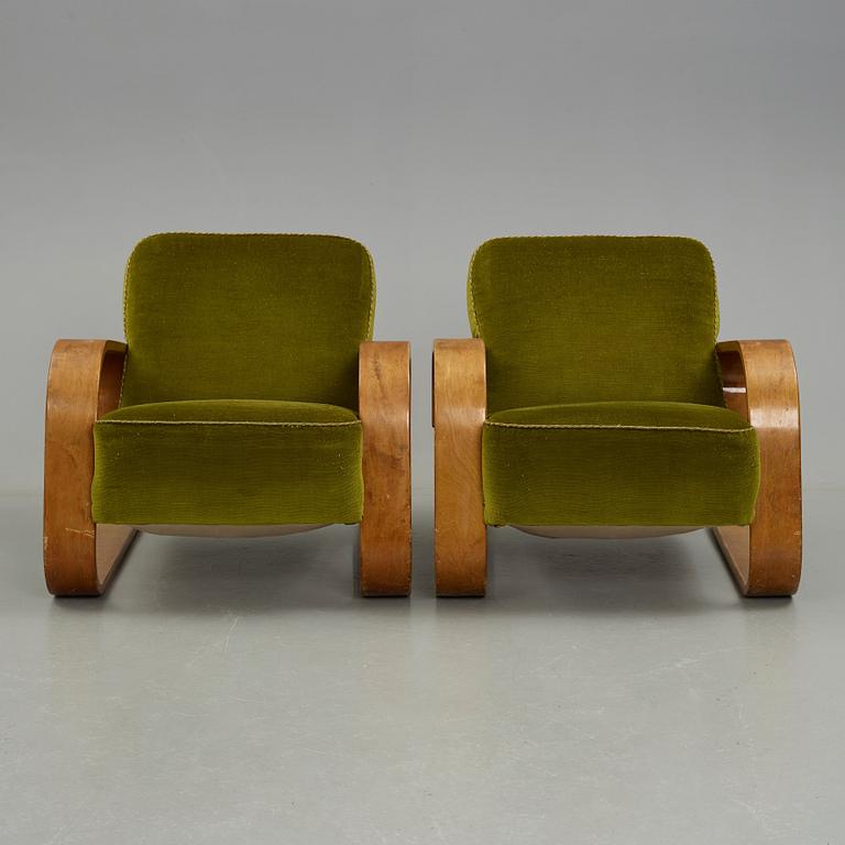 Alvar Aalto, a pair of  "Tank" easy chairs, "model 400", probably manaufactured by Aalto Design in Hedemora Sweden 1946-56.
