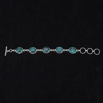ARMBAND, silver med gröna fasettslipade stenar.